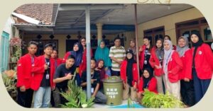 Pengenalan Aquaponik Sederhana oleh Mahasiswa KKN UNTAG Banyuwangi di Desa Padang, Warga Antusias!